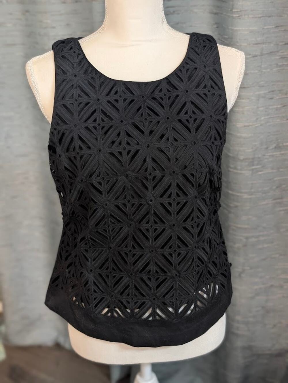 White House Black Market Black Geometric Lace Cutout Sleeveless Top Sz 6